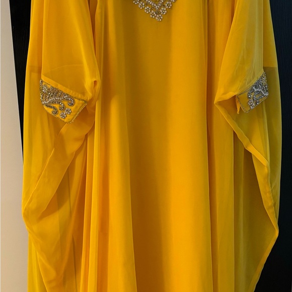 Yellow abaya with crystal trim - Picture 2 of 3